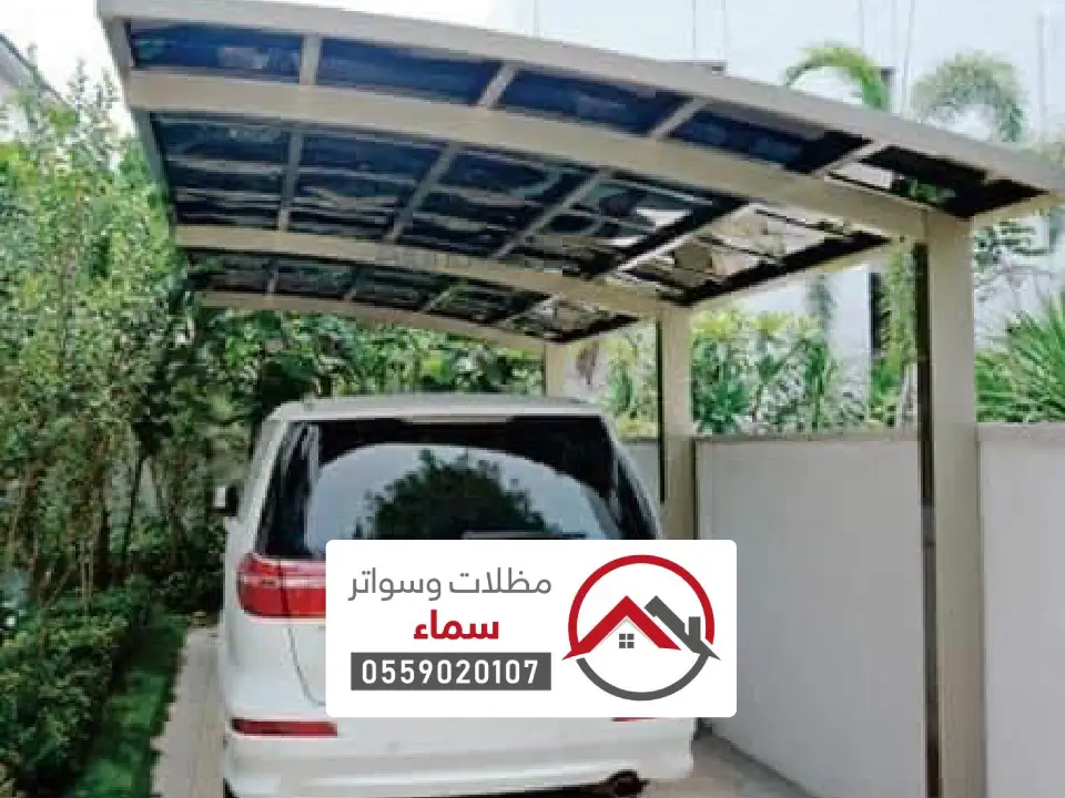مظلات مواقف سيارات متعددة أمام قصر في مكة